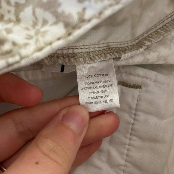 EUC | Ann Taylor LOFT women’s patterned chino shorts — size 0 - Picture 6 of 6